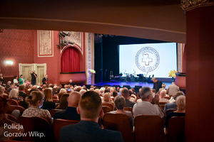 Uczestnicy uroczystości w teatrze.