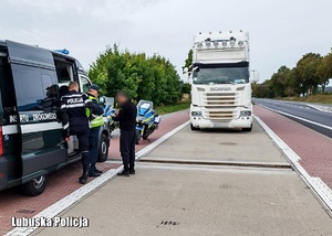 Kontrola pojazdu ciężarowego przez policjantów i funkcjonariuszy Inspekcji Transportu Drogowego.