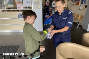 policjantka częstuje chłopca słodkościami
