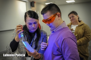 chłopiec i kobieta ćwiczą zabezpieczanie śladów