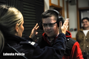 policjantka zakłada chłopcu nauszniki