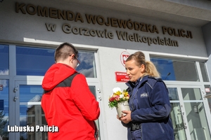 chłopiec rozmawia z policjantką