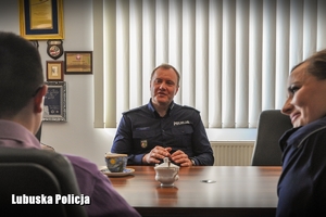 policjant rozmawia z chłopcem