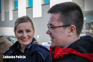 policjantka rozmawia z chłopcem