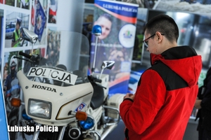 chłopiec ogląda policyjny motocykl