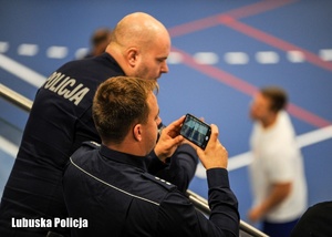 Policjanci podczas nagrywania turnieju piłkarskiego.
