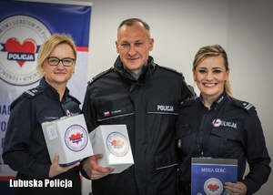 Policjanci pozują do pamiątkowego zdjęcia.