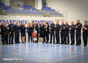 Komendanci Powiatowi Policji garnizonu lubuskiego i zaproszeni goście podczas turnieju piłkarskiego.