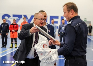 Mężczyzna przekazuję nagrodę dla Komendanta Wojewódzkiego Policji w Gorzowie Wielkopolskim