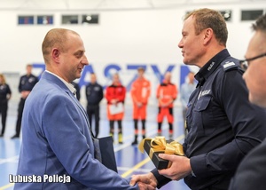 Komendant Wojewódzki Policji w Gorzowie Wielkopolskim wręcza nagrodę dla organizatora turnieju