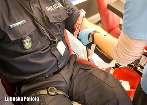 Policjant oddaje krew