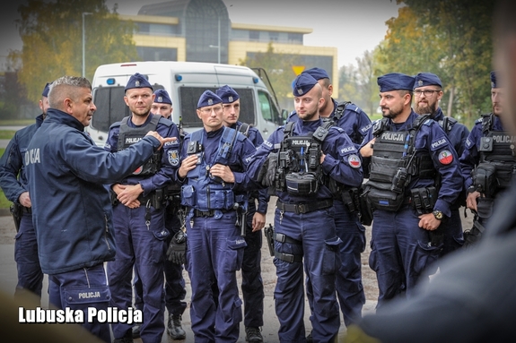 policjanci biorący udział w poszukiwaniach