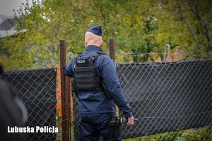 policjant sprawdza ogródki działkowe