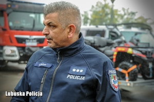 Policjant podczas poszukiwań zaginionego mężczyzny.