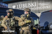 Kontrterroryści przed budynkiem Lubuskiego Urzędu Wojewódzkiego