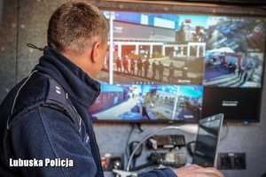 Policjant zarządzający monitoringiem wizyjnym