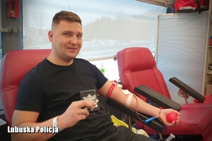 nieumundurowany policjant oddaje krew