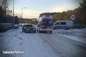 karetka i radiowóz na miejscu zdarzenia drogowego