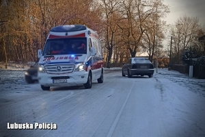 karetka i radiowóz na miejscu zdarzenia drogowego