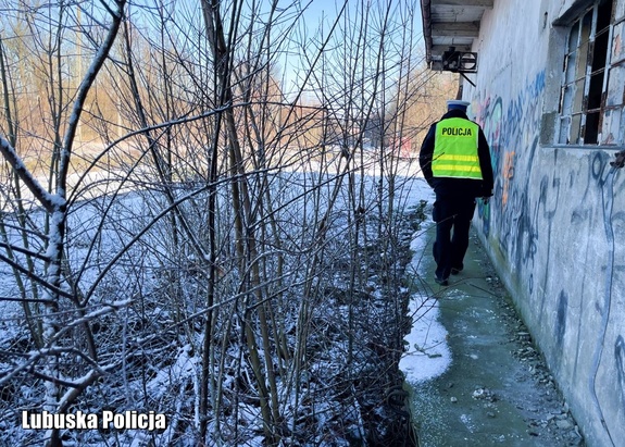 Policjant, podczas sprawdzania miejsc, gdzie mogą przebywać osoby bezdomne.