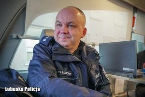 Policjant podczas rejestracji przed oddaniem krwi.