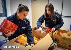 policjantki pakują świąteczne pacz