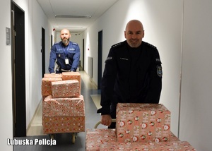 policjanci niosą paczki