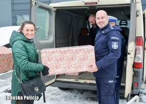 osoby niosące paczki