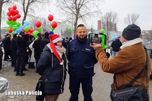 Uczestnicy akcji świętują urodziny Bianki