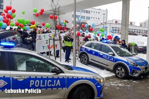 Uczestnicy akcji świętują urodziny Bianki