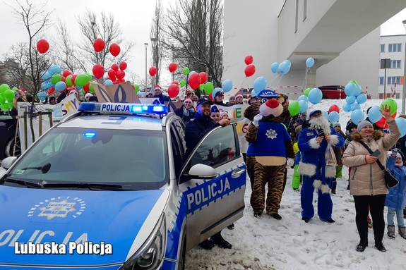 Uczestnicy akcji świętują urodziny Bianki