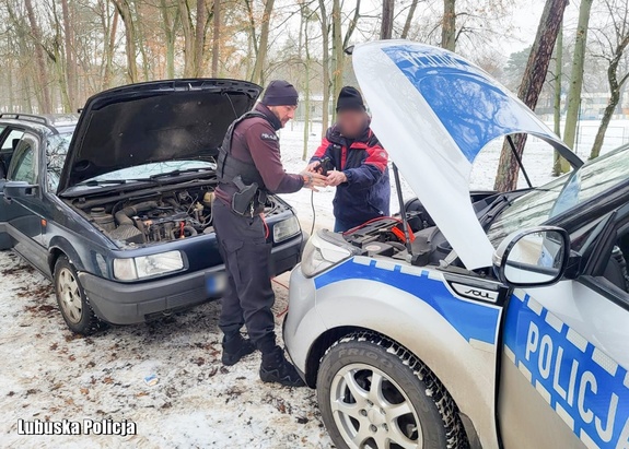Policjant pomaga odpalić auto innego kierowcy
