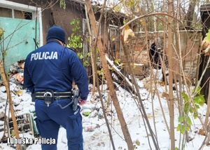 Policjanci sprawdzają miejsca gdzie mogą przebywać osoby bezdomne