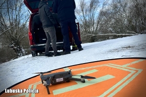 dron na lądowisku
