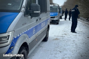 policjanci sprawdzają teren przy rzece