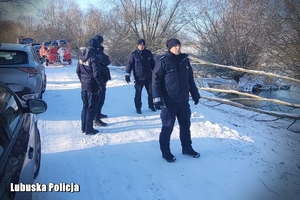 policjanci sprawdzają teren przy rzece