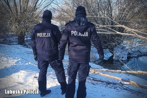 policjanci stoją na brzegu