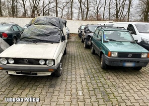 Zabezpieczone pojazdy na parkingu