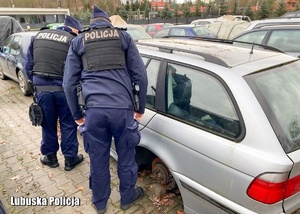 Policjant przy zabezpieczonych pojazdach