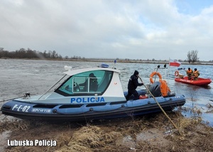 Policjanci na motorówce podczas poszukiwań.