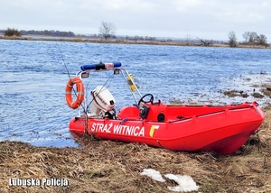 Strażacka motorówka na brzegu rzeki.