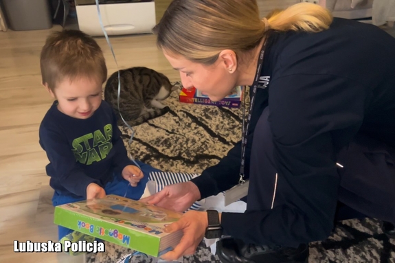 policjantka bawi się zabawkami z dzieckiem