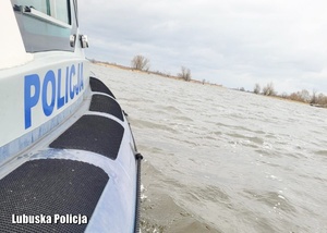 Policyjna motorówka na rzece podczas akcji poszukiwawczej.