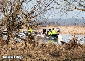 Strażacy na motorówce podczas działań poszukiwawczych.