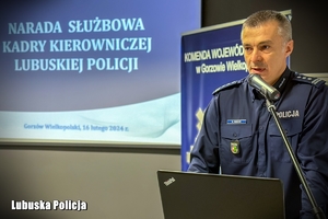 Policjant przemawia na naradzie