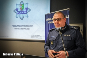 Policjant przemawia na naradzie do uczestników spotkania