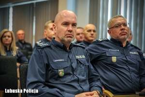 policjanci siedzą w sali konferencyjnej