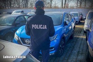 Policjant przy zabezpieczonym aucie pochodzącym z kradzieży