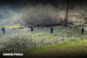 policjanci przeszukują teren