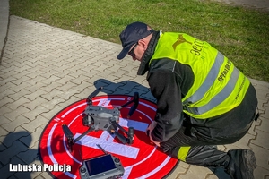 mundurowy przygotowuje drona do poszukiwań